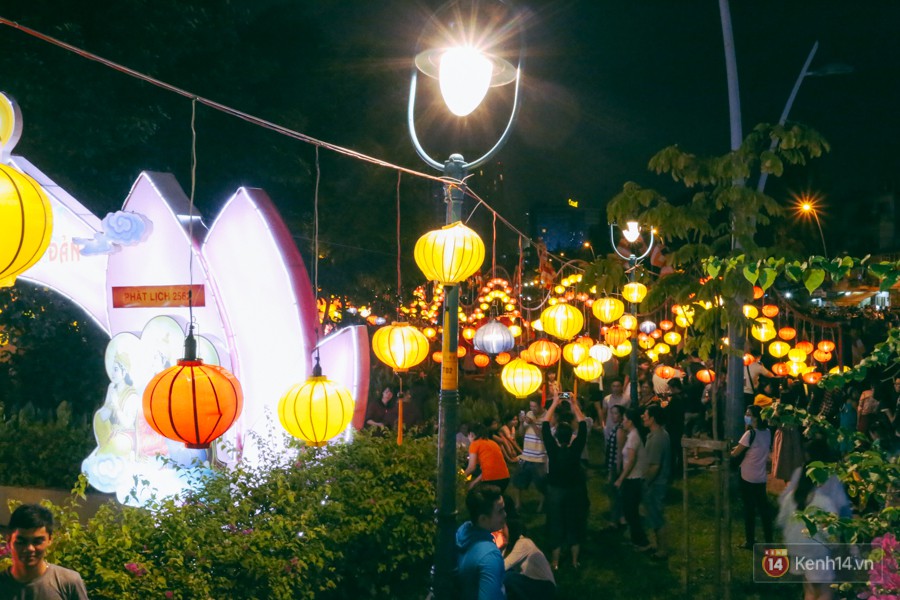 Hàng nghìn người Sài Gòn chen chân thả hoa đăng trên kênh Nhiêu Lộc mừng đại lễ Phật đản